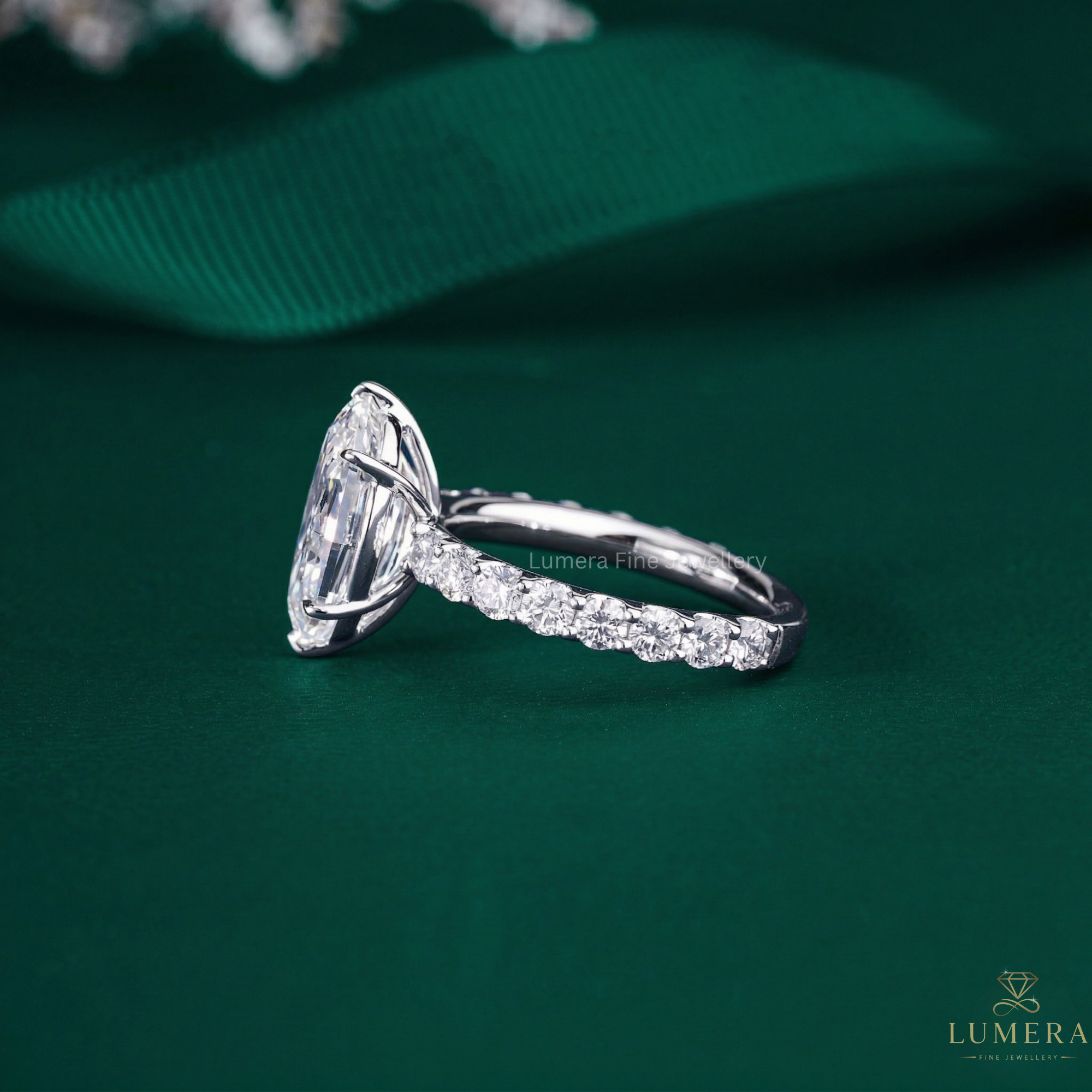 6 claw prong setting on pave setting band.
