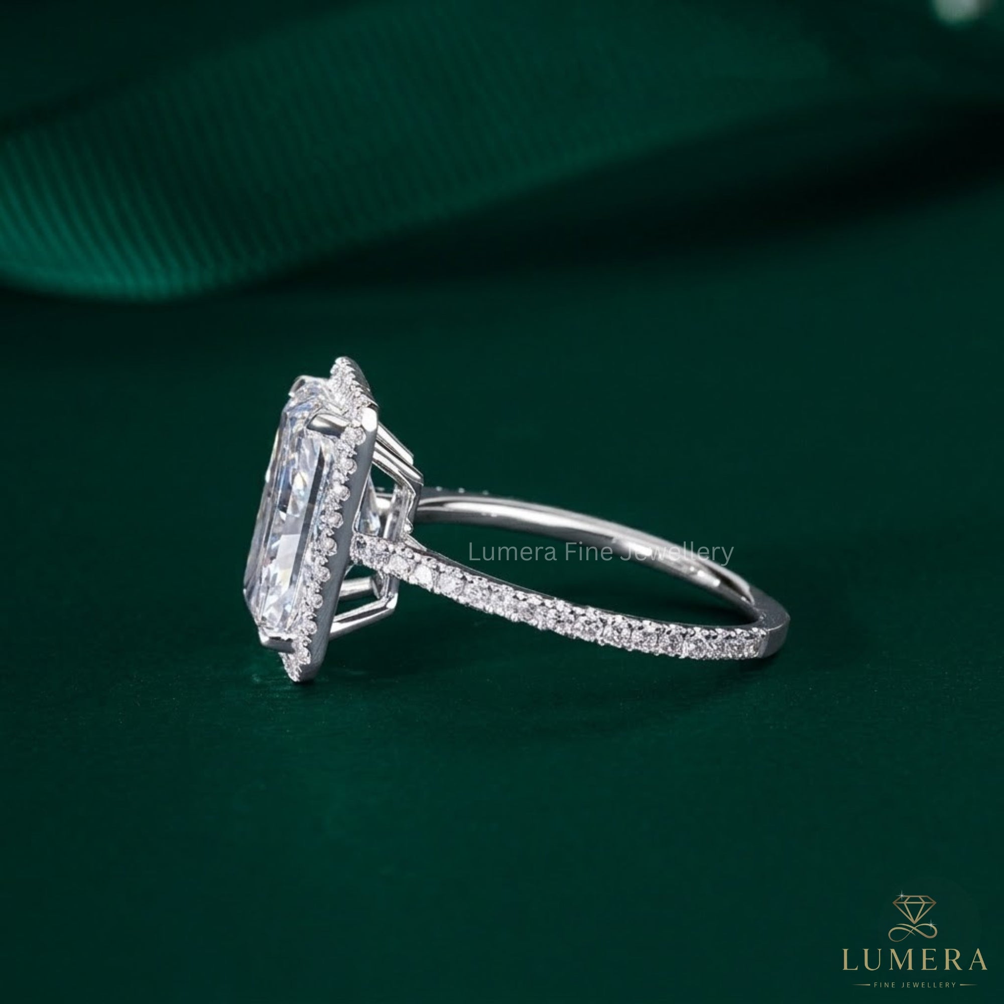 4 claw prong setting on cathedral setting ring.
