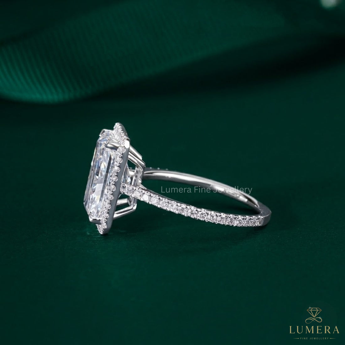 4 claw prong setting on cathedral setting ring.
