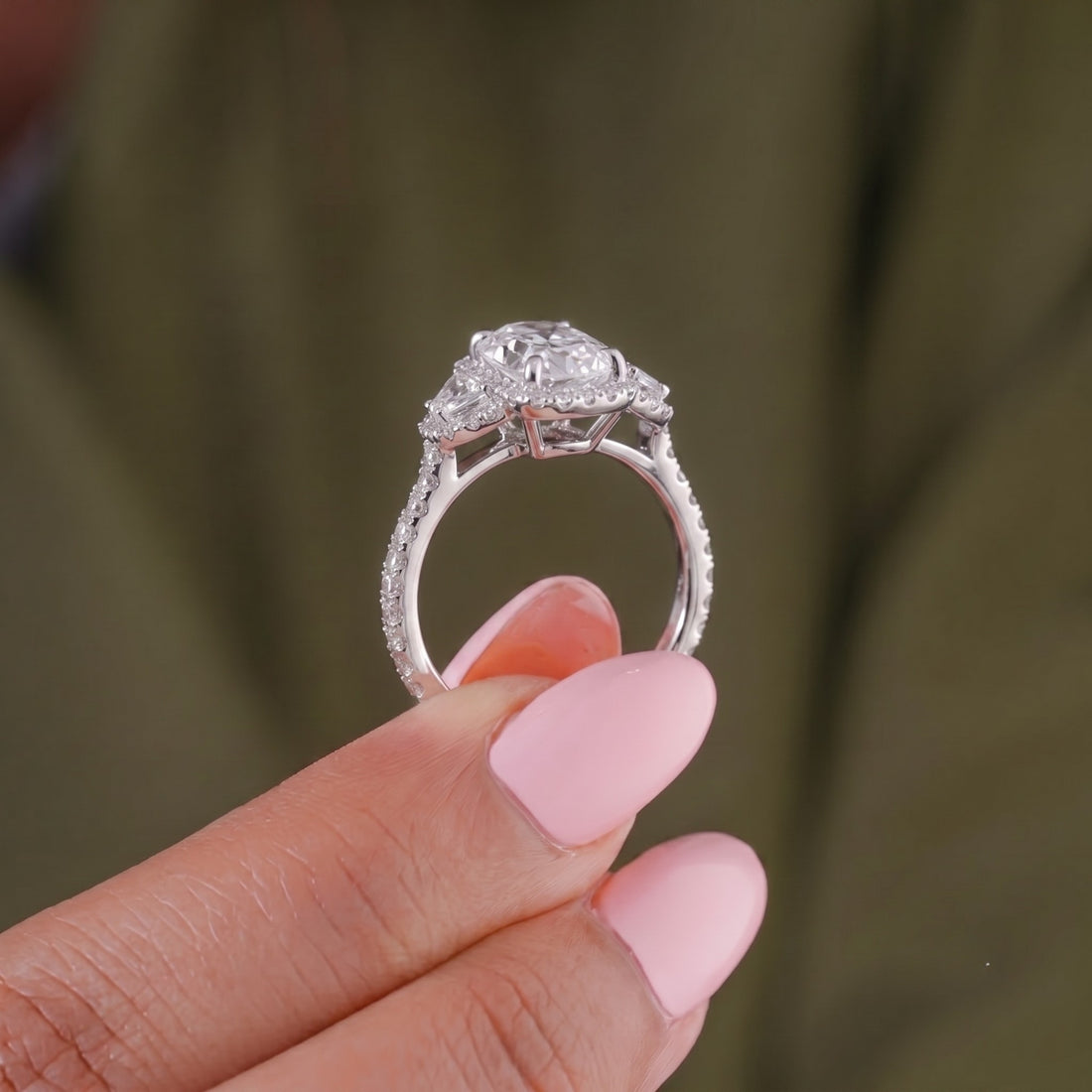 4 claw prong setting with solid gold ring.
