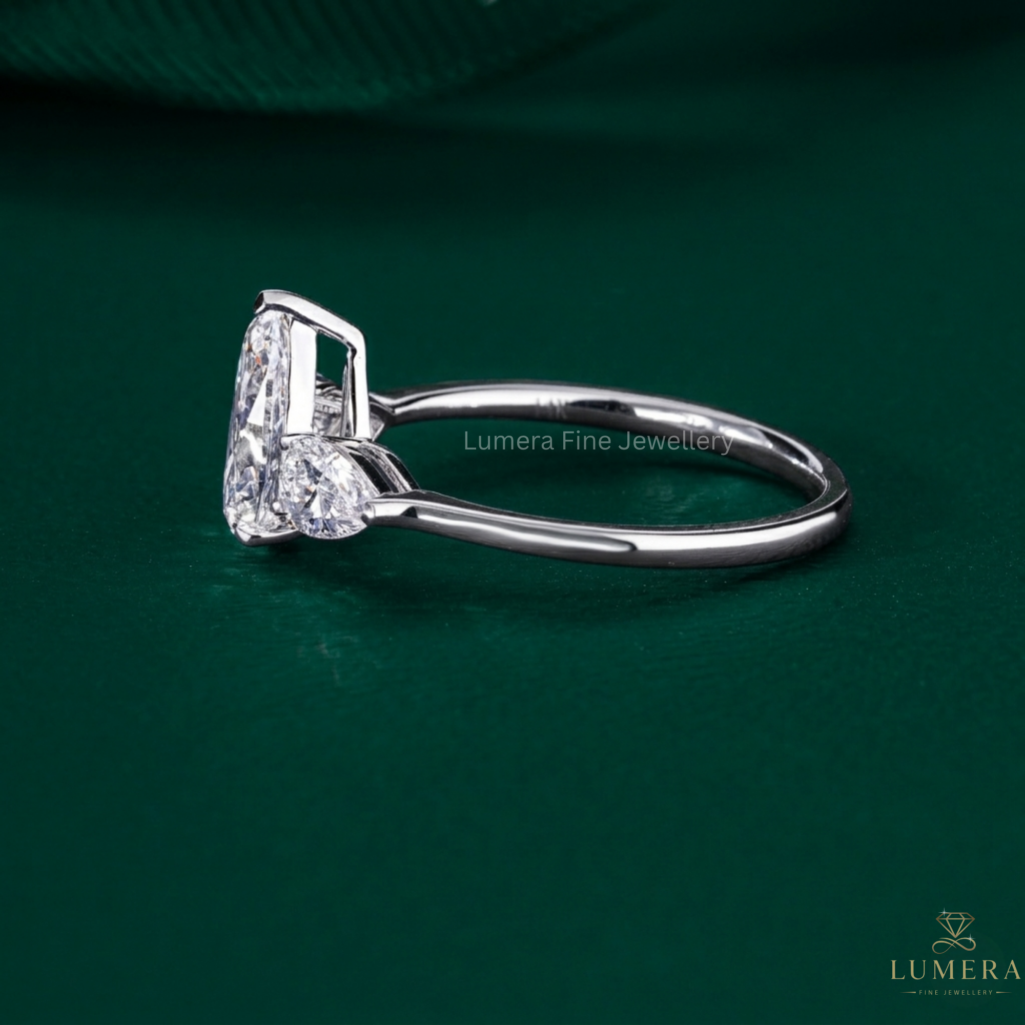 pear side stone with prong setting.
