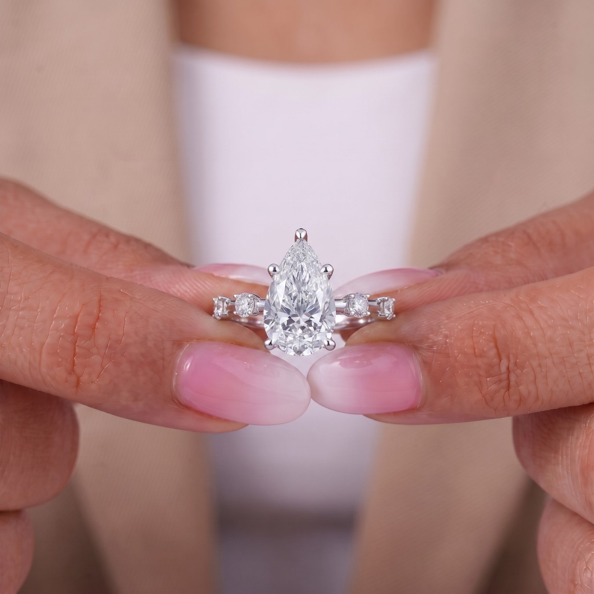 distance pave setting with distance pave ring.
