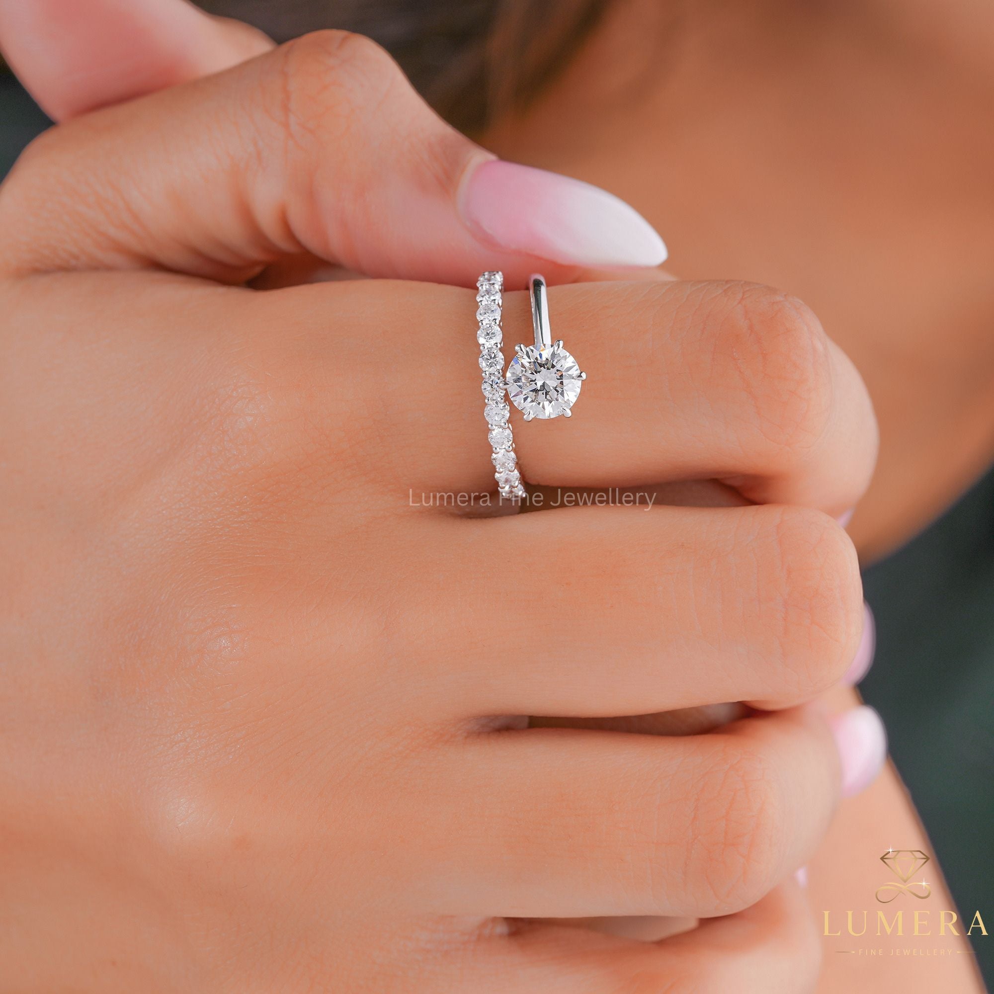 shared prong setting with solid gold ring.
