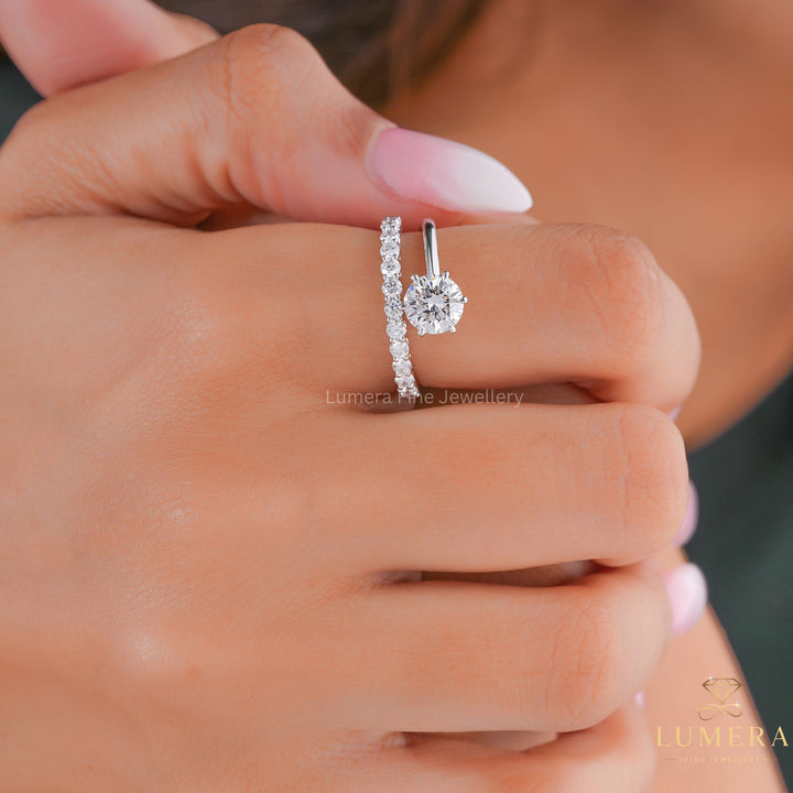 shared prong setting with solid gold ring.
