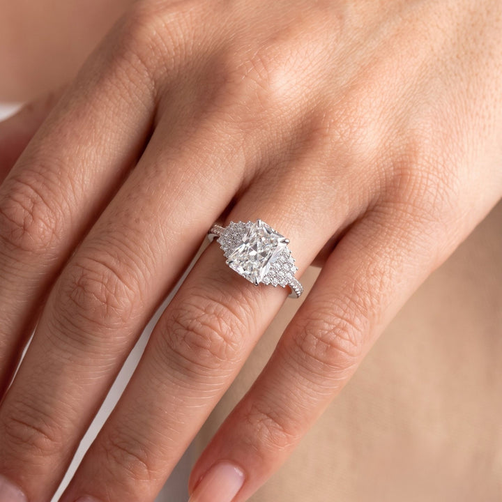 4 claw prong setting with claw prong ring.
