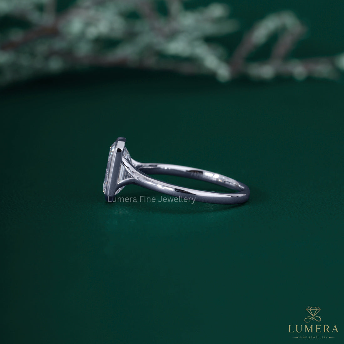 Solitaire ring with simple solitaire ring.
