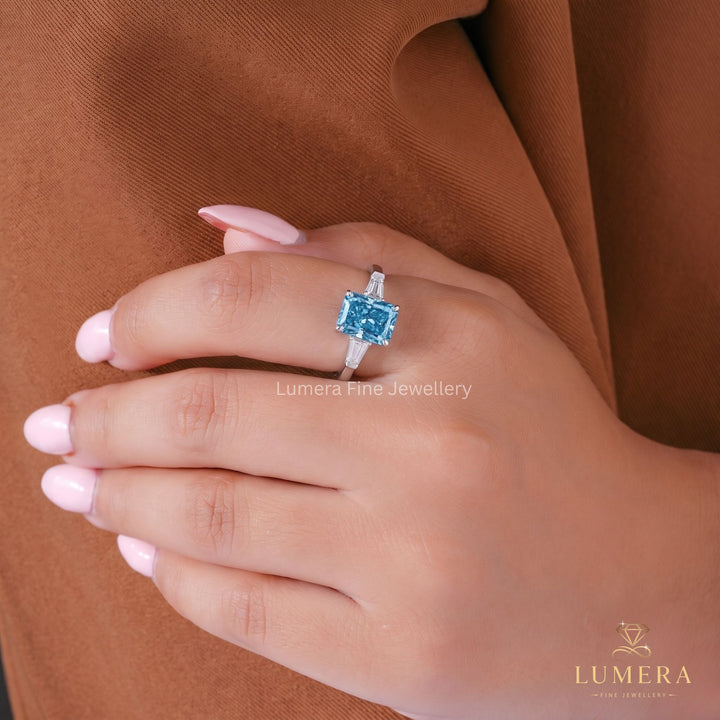 Tapered baguette side stone with tapered baguette diamond.
