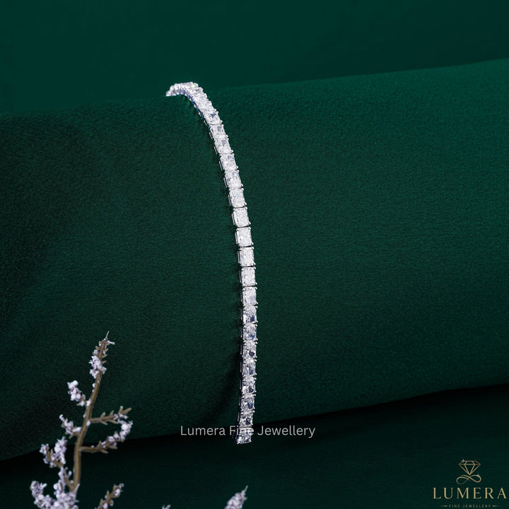 box lock bracelet with radiant diamond.
solid gold bracelet with gift for her.