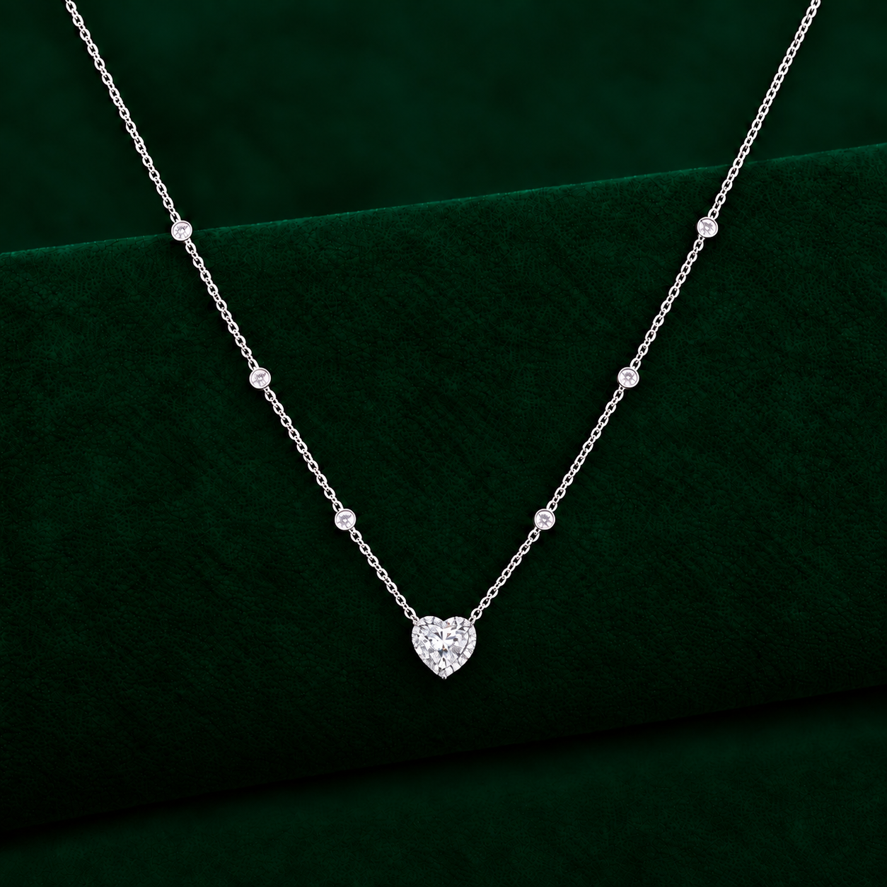 halo pendant with luxury heart shape diamond.
