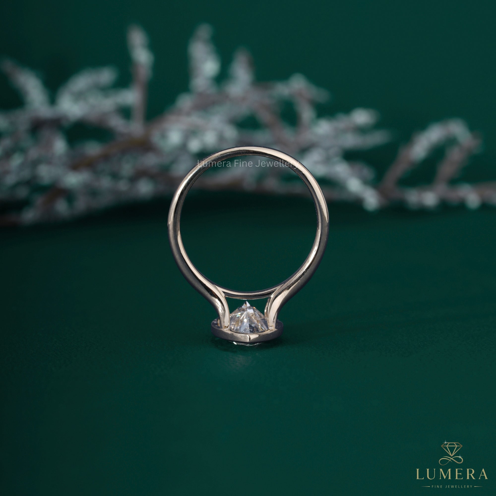 Gift for girlfriend with solid gold ring.
