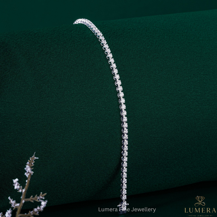 round diamond bracelet with single row bracelet.