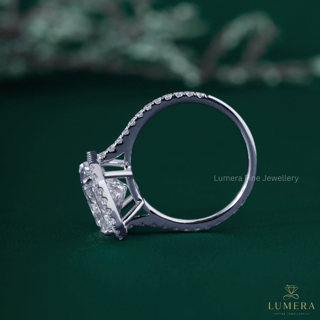 4 claw prong setting with solid gold ring.