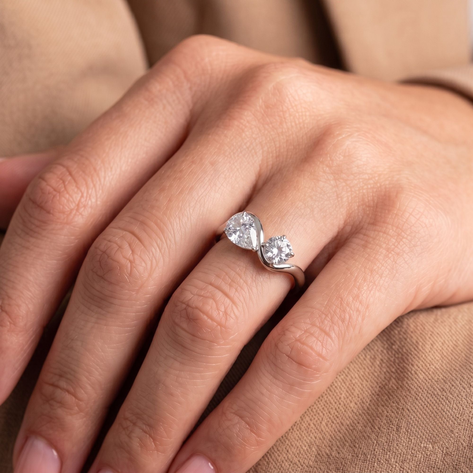 Curved setting ring with Claw prong setting.

