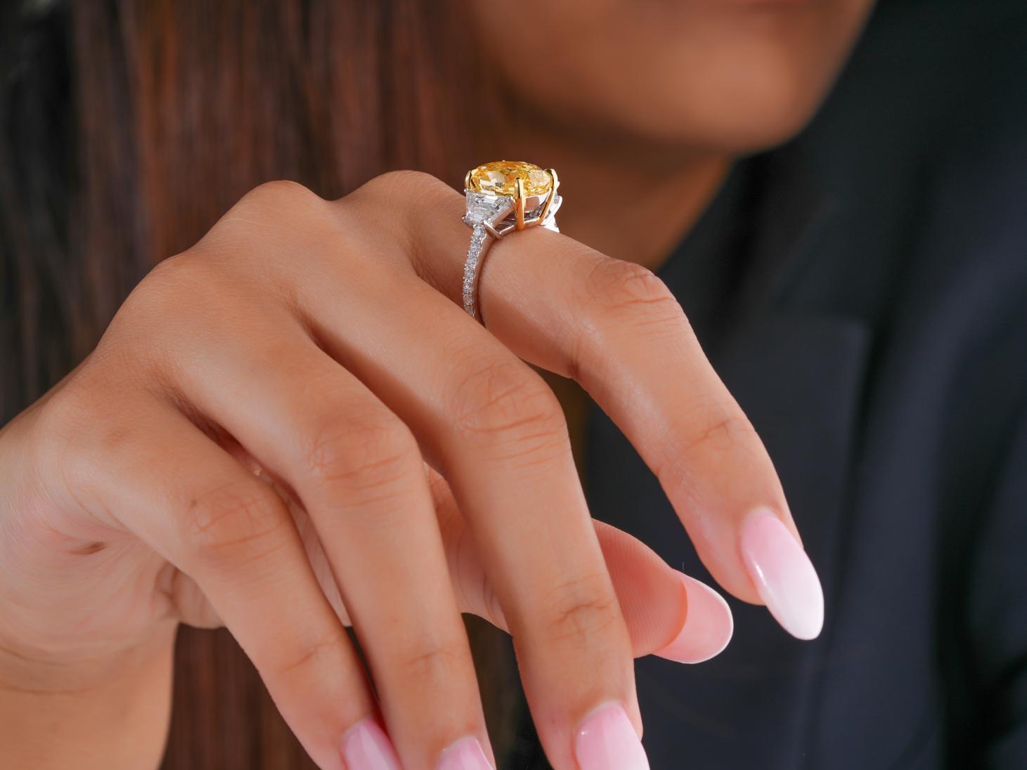 oval with trapezoid side stones with claw prong setting.

