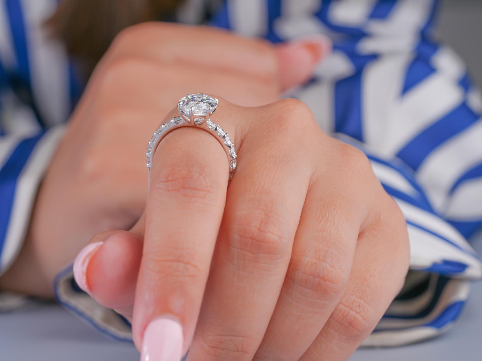 U prong setting in u prong pave band style.
