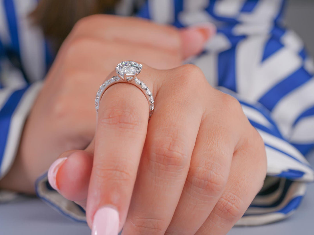 U prong setting in u prong pave band style.
