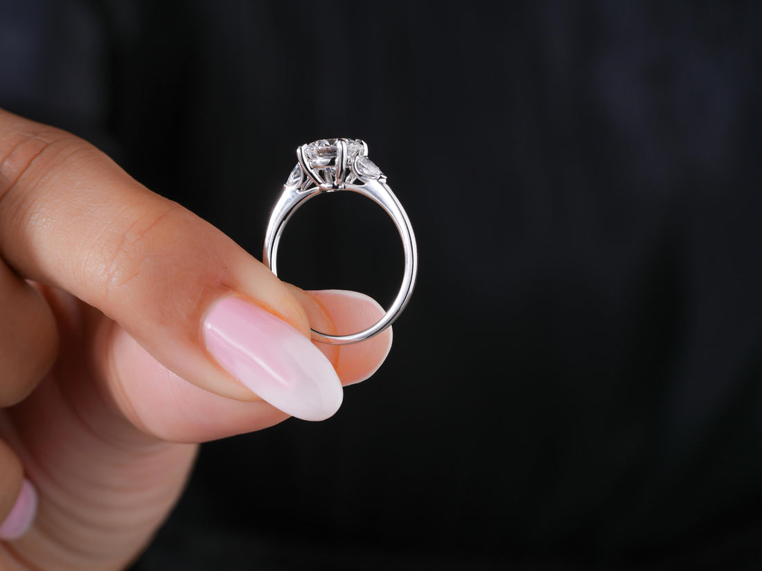 4 claw prong seting with cathedral setting ring.
