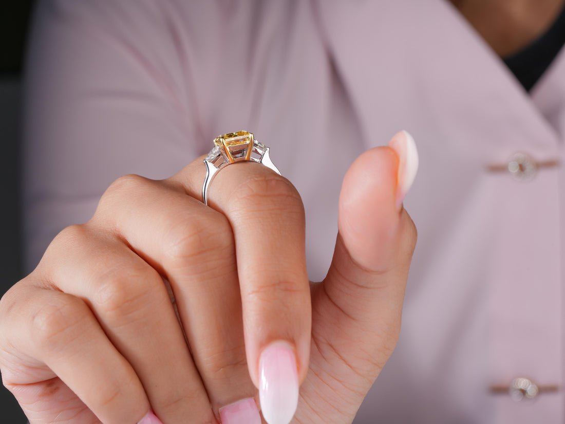 4 claw prong on trillion side stone.
