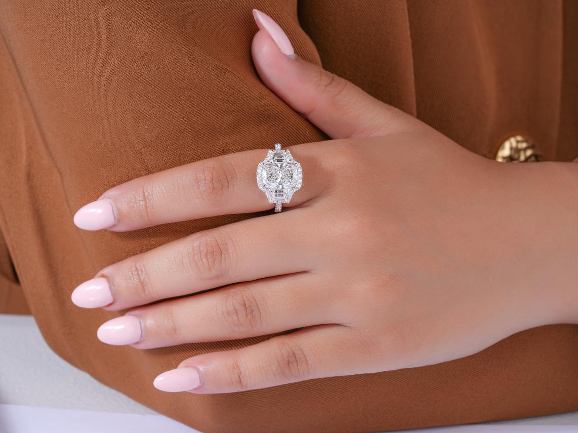 Trapezoid side stone in three stone ring style.
