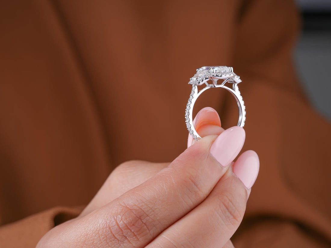 4 claw prong setting on art deco ring.
