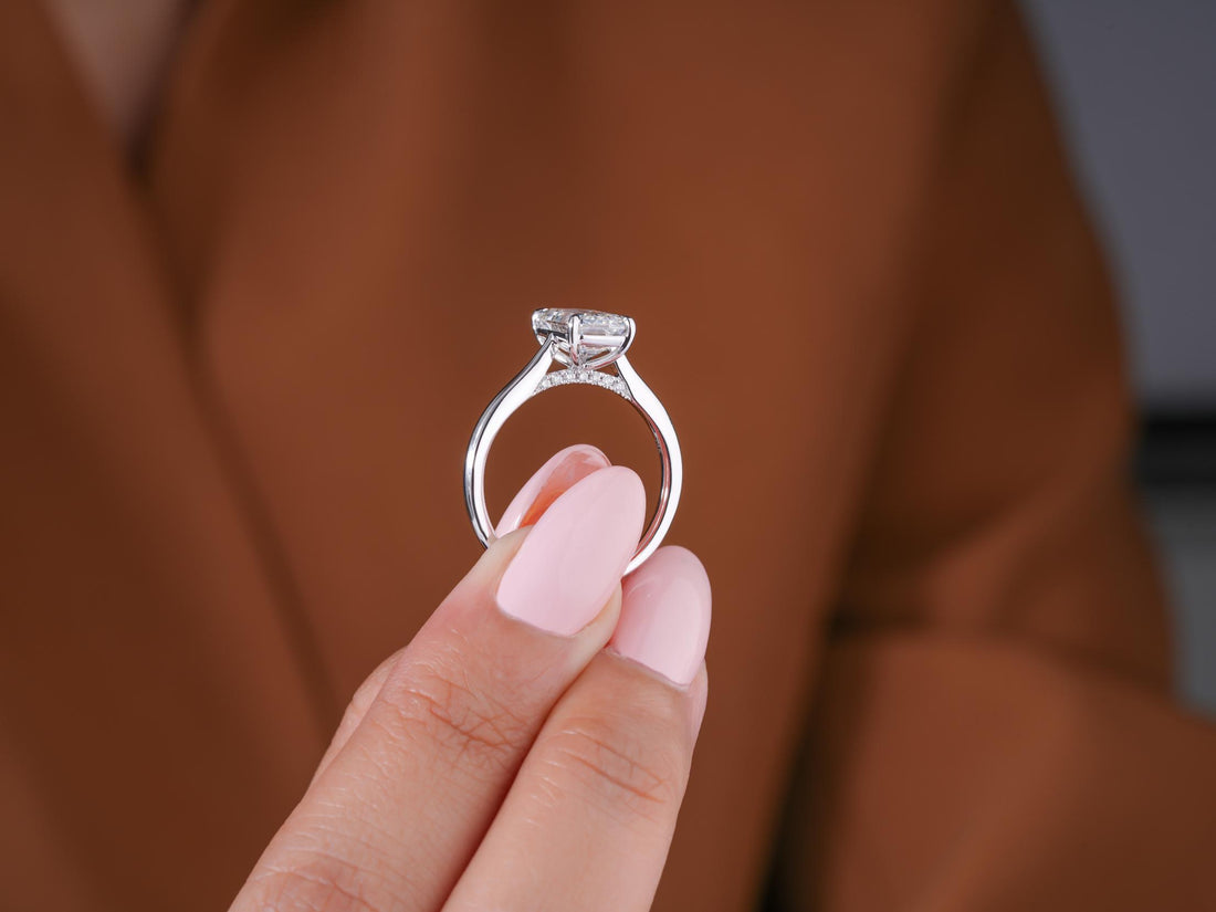 4 claw prong setting on solid gold ring.
