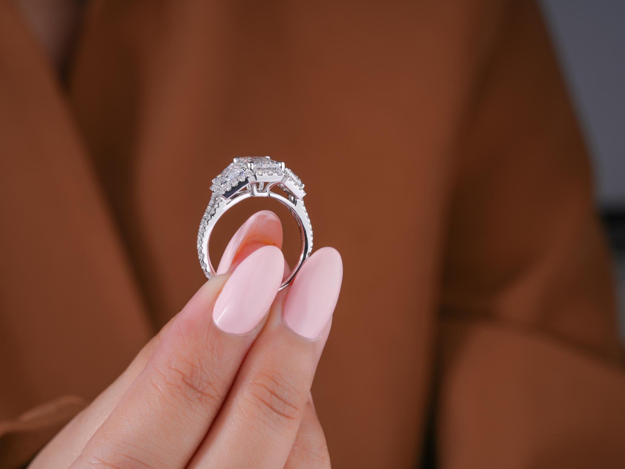 solid gold ring with IGI certified.
