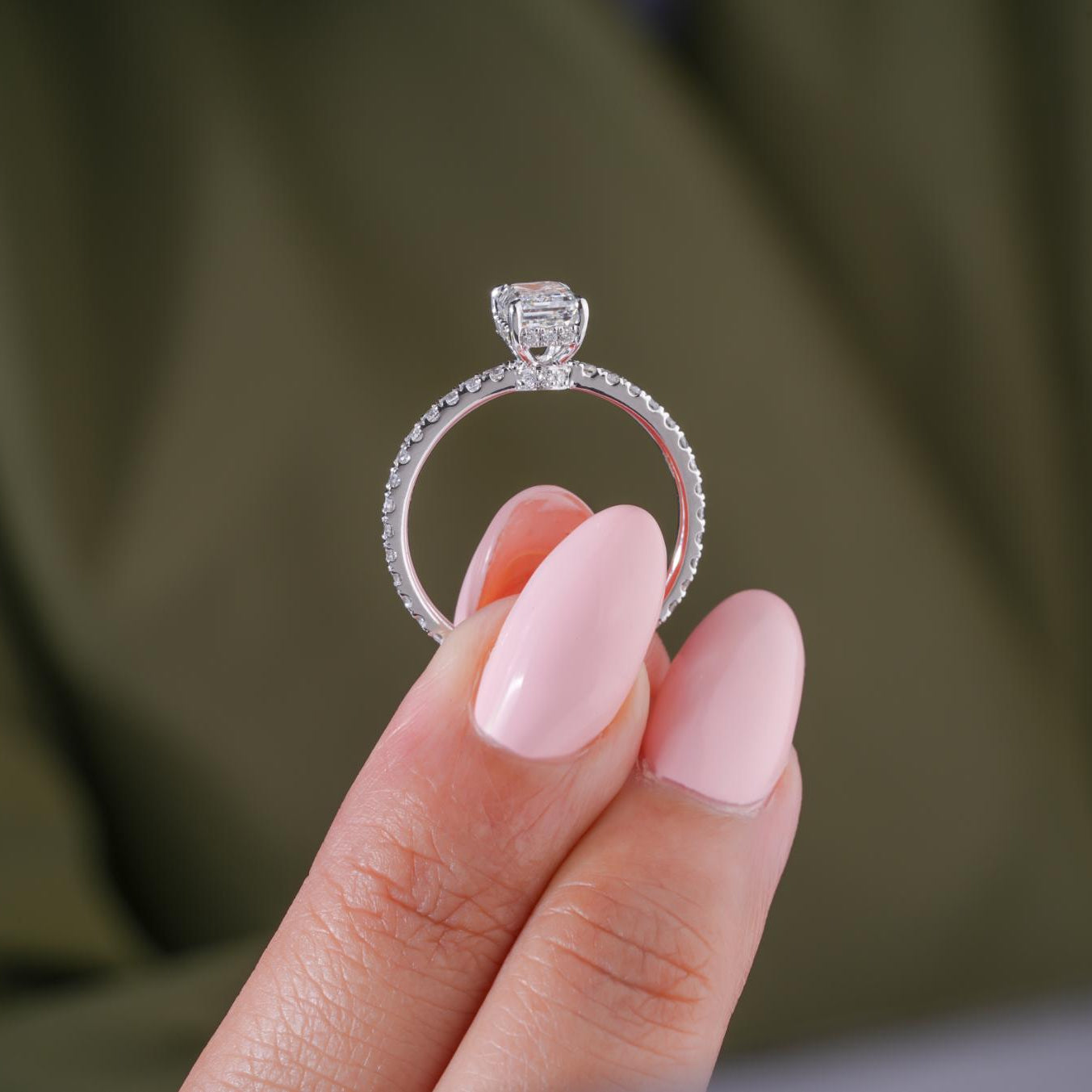 Bridge accent ring with Claw prong setting.
