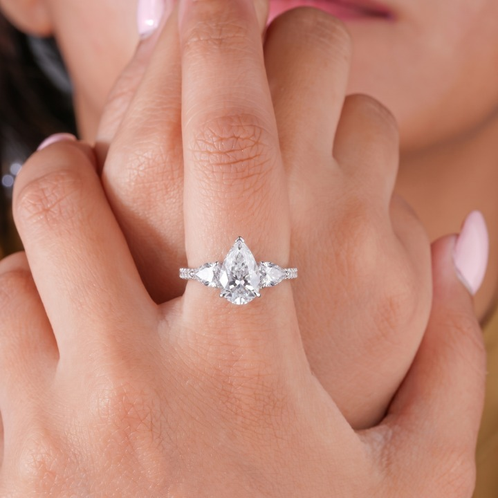 knife edge shank ring with claw prong.
